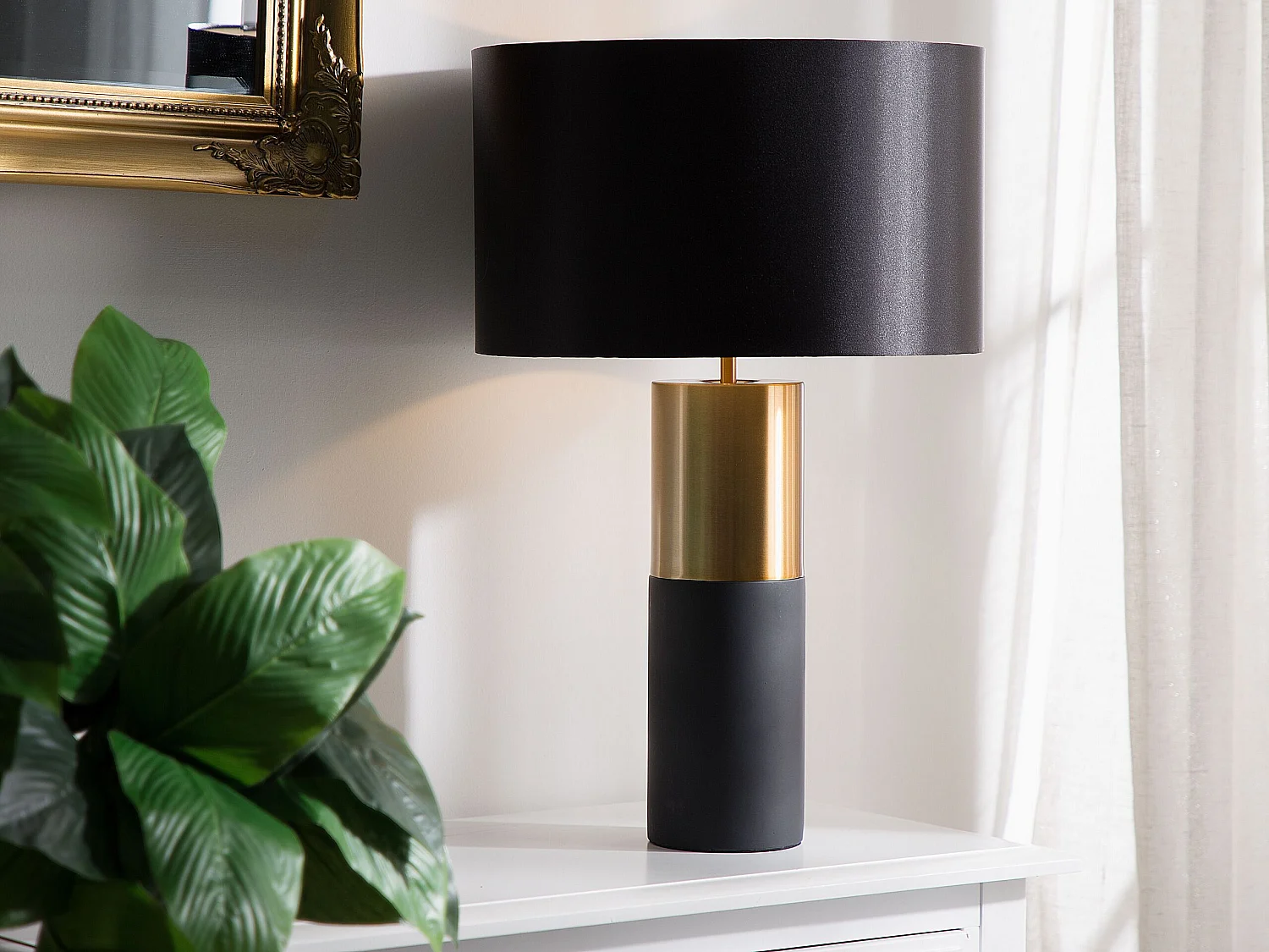 Klassische Tischlampe schwarzer runder Lampenschirm grau-goldenes Gestell Darling