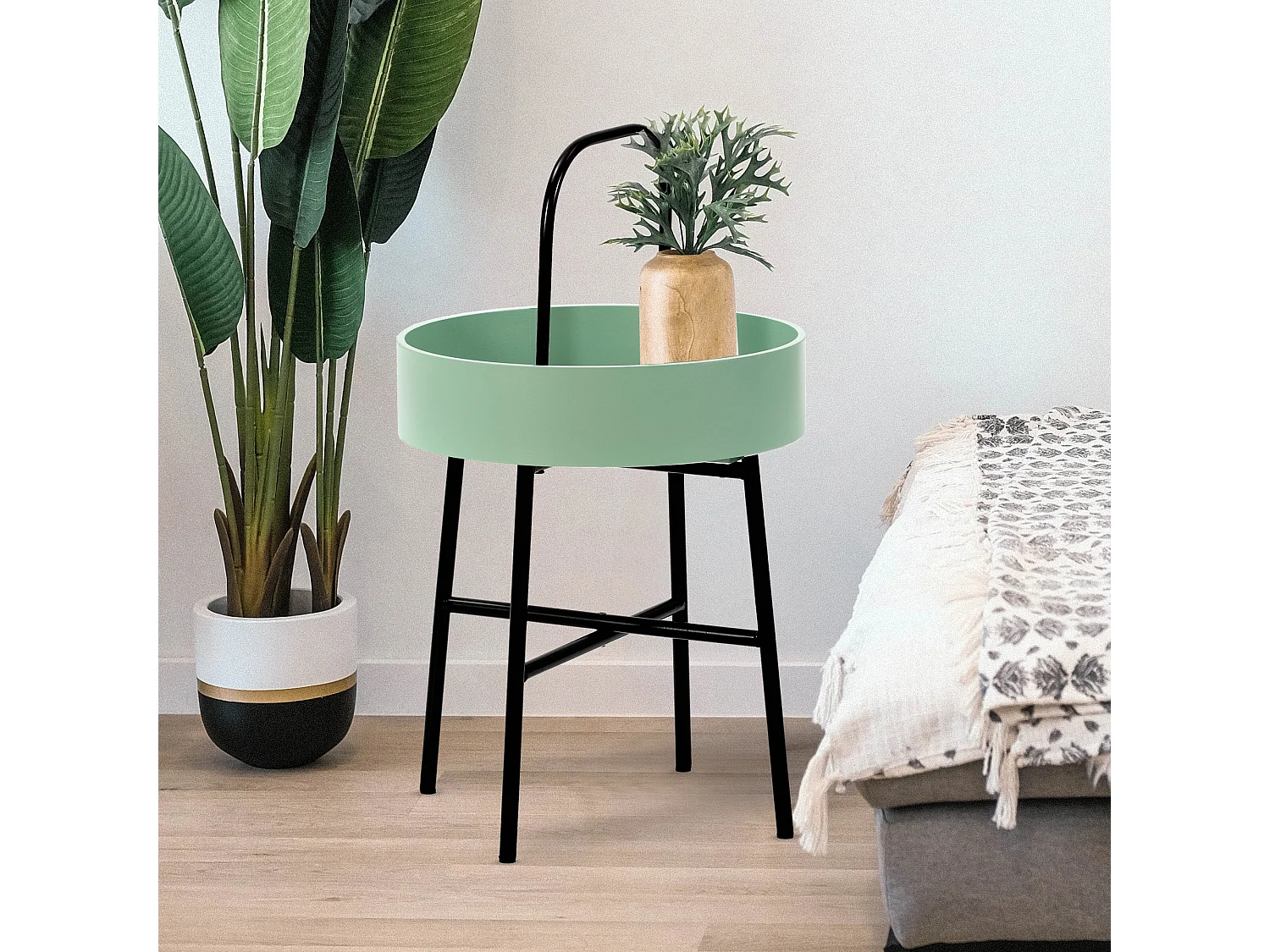 Table auxiliaire Jaipur avec Plateau en MDF Vert et Structure métallique en Noir Mat