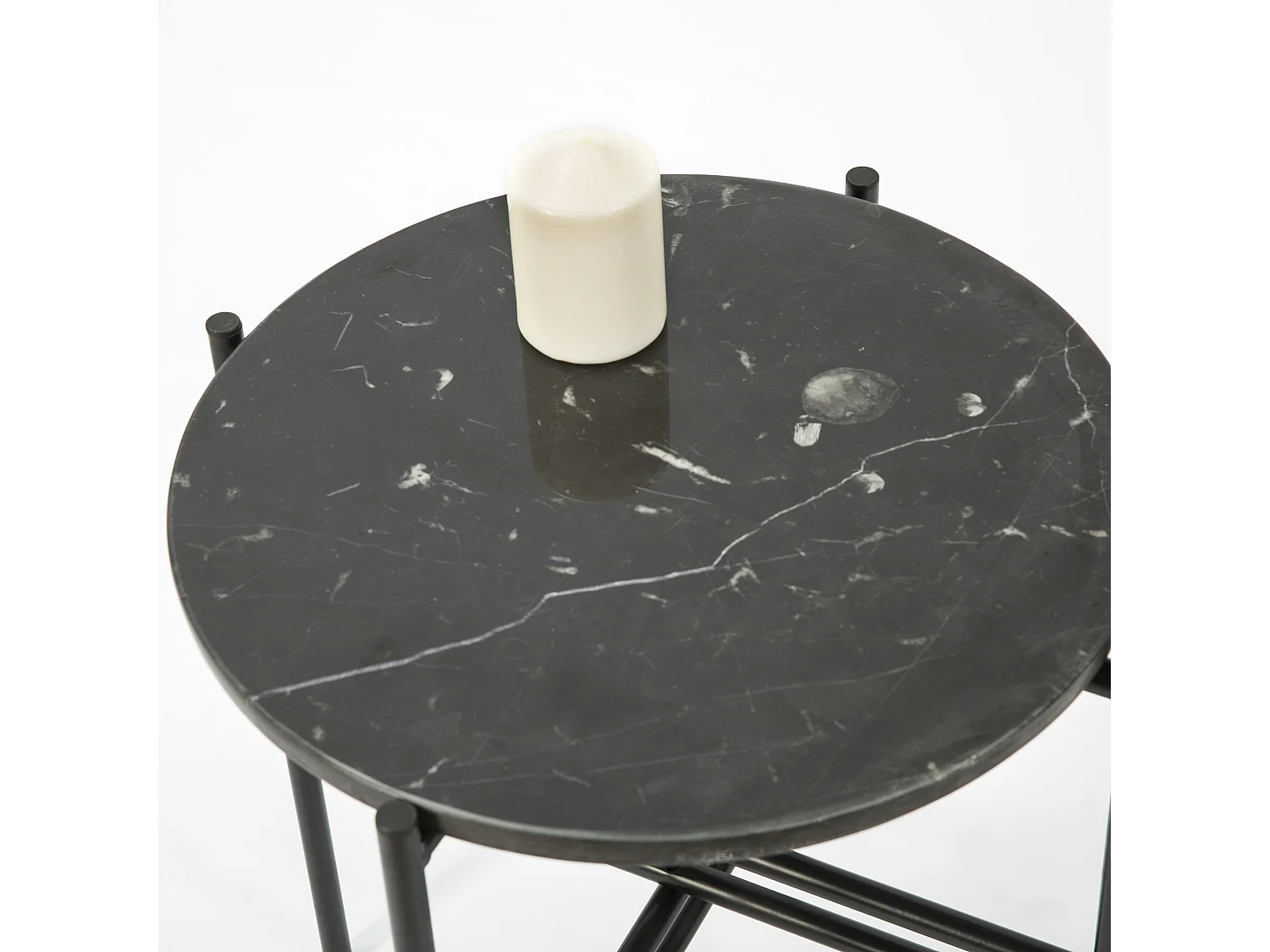 Table auxiliaire Bombay avec Plateau en Marbre Noir et Pieds métalliques en Noir Mat