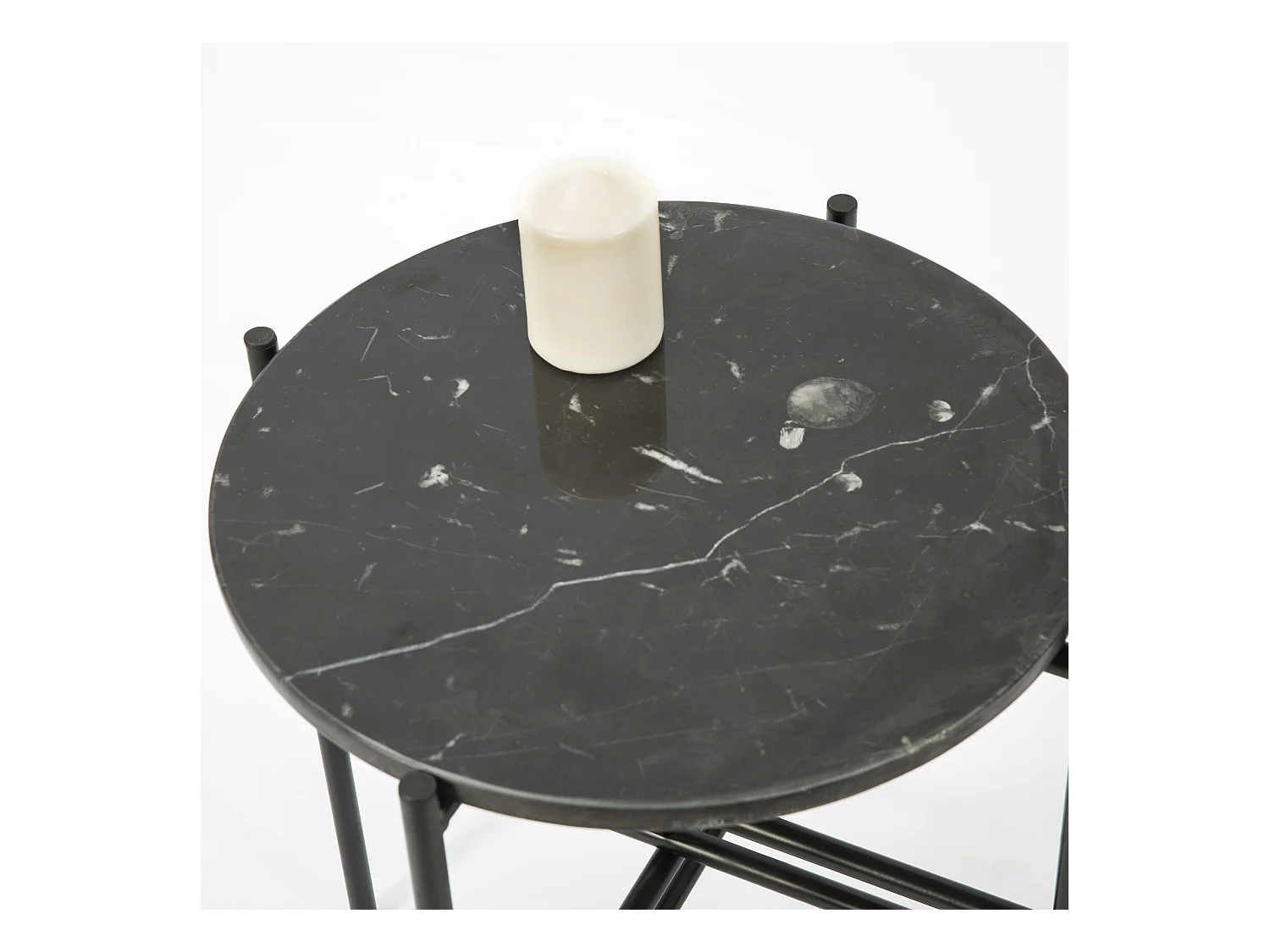 Bijzettafel Bombay, zwart marmeren blad, zwarte metalen poten.