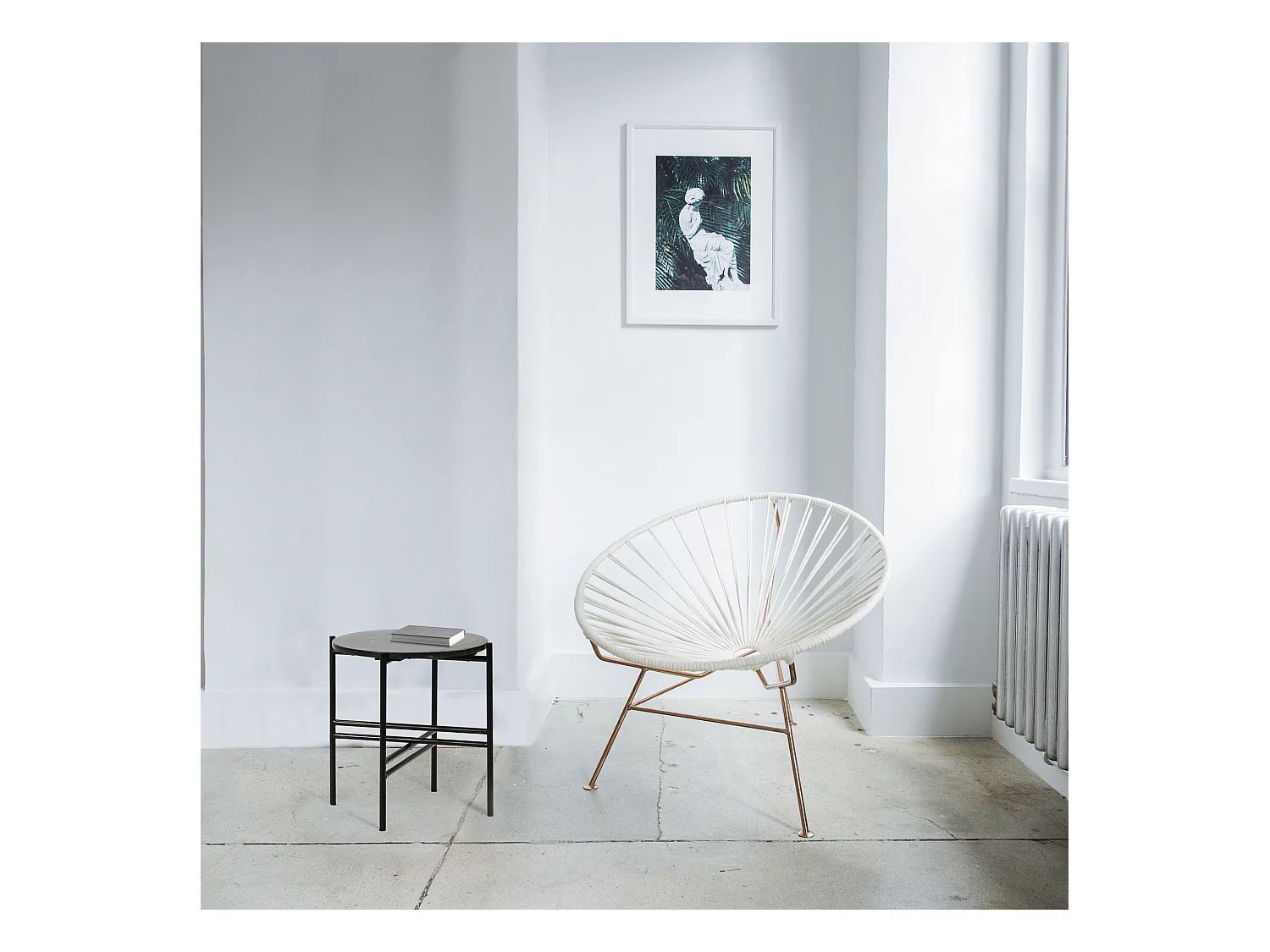 Bijzettafel Bombay, zwart marmeren blad, zwarte metalen poten.