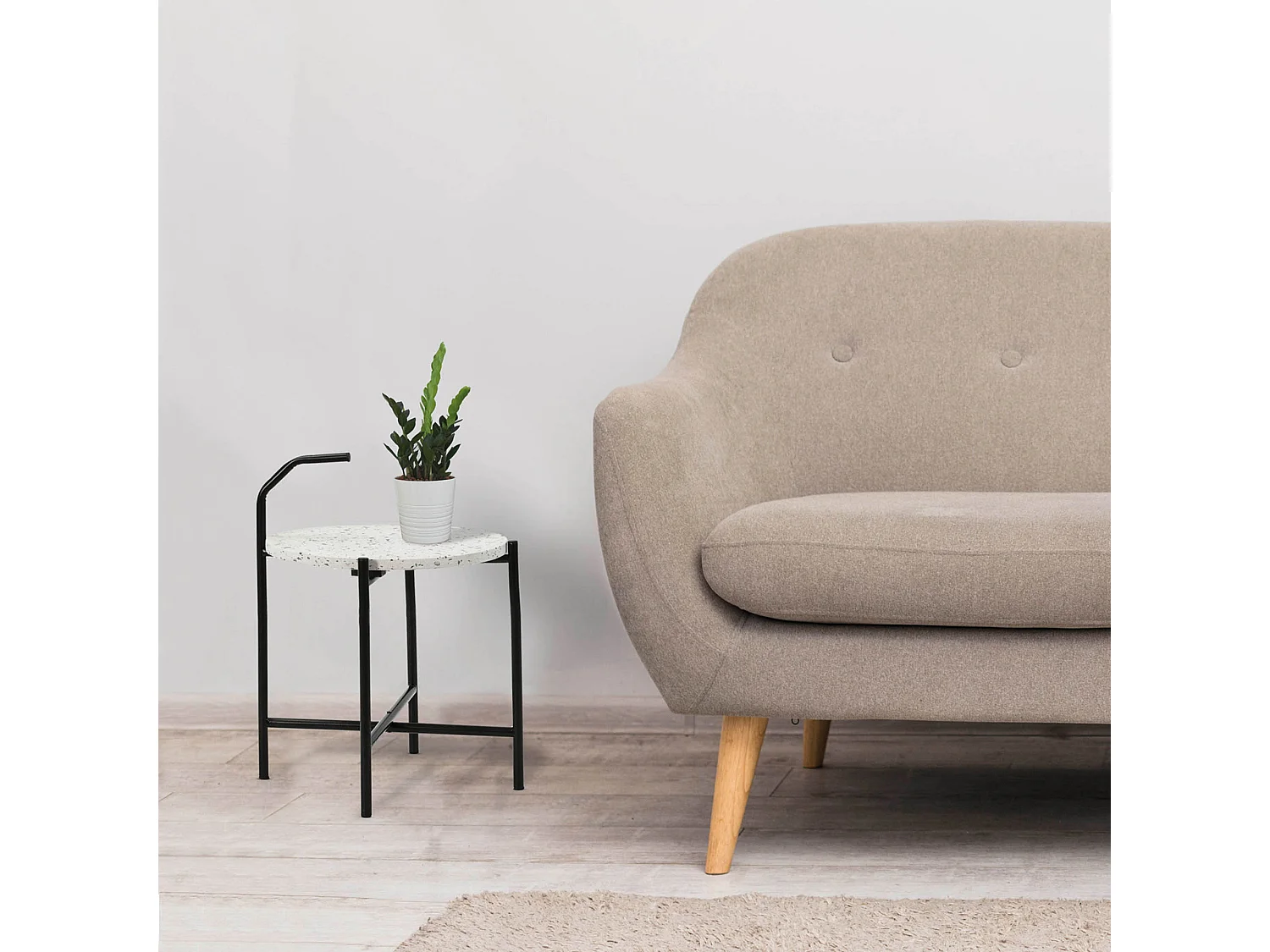 Tavolino da caffè Rotondo Yala con Piano d'appoggio in graniglia Bianco e Gambe Metalliche di Colore Nero Opaco/Diametro: 41 cm