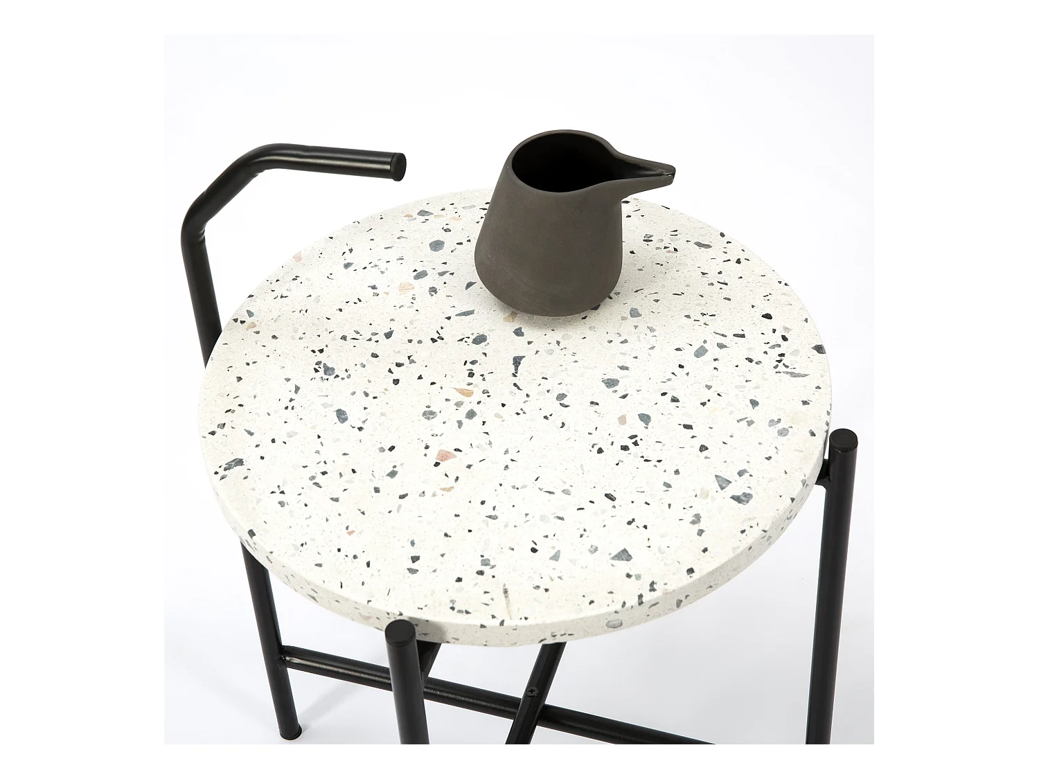 Bijzettafel Yala, ronde terrazzo blad in het wit en zwarte metalen poten.