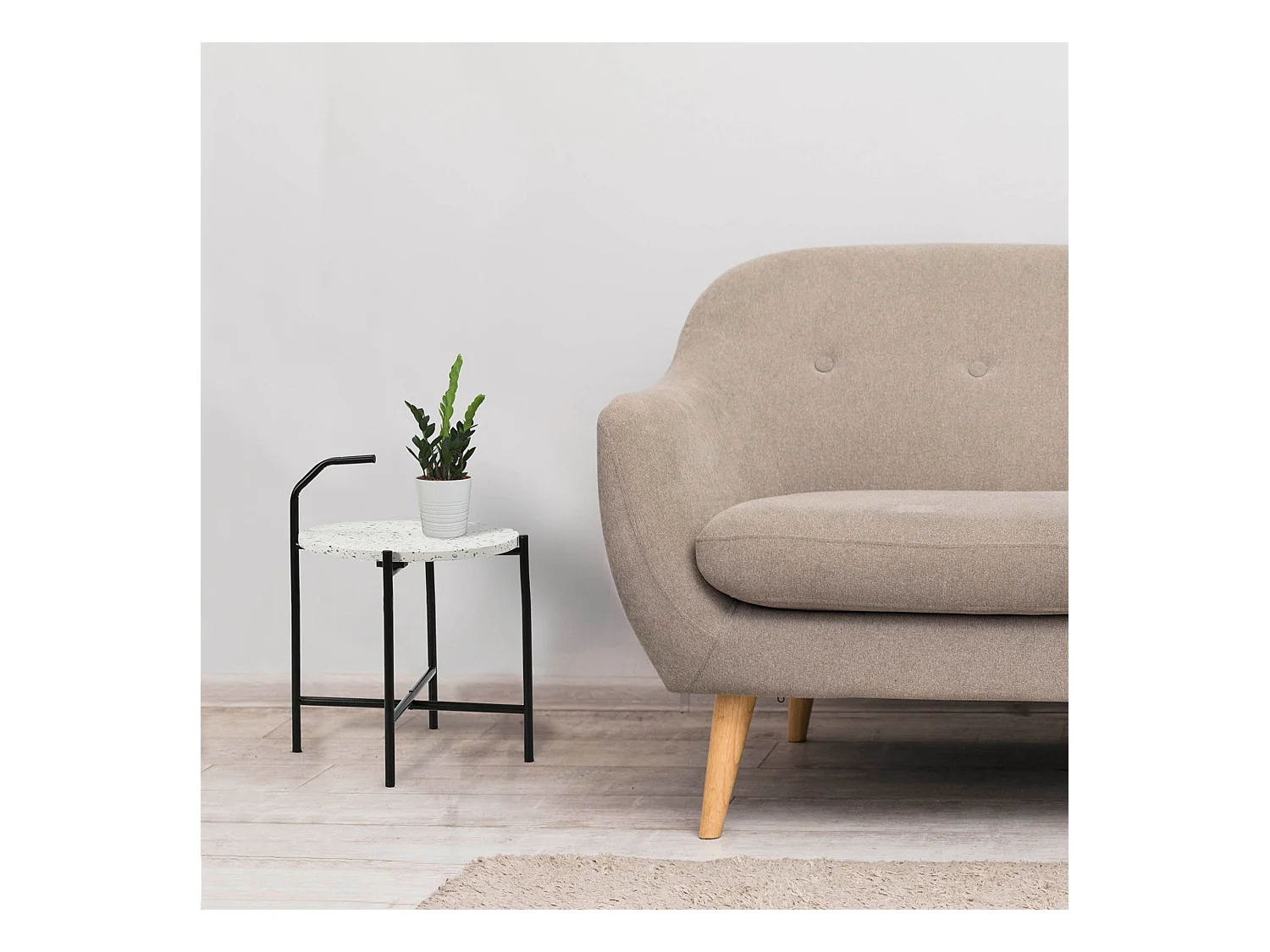 Bijzettafel Yala, ronde terrazzo blad in het wit en zwarte metalen poten.