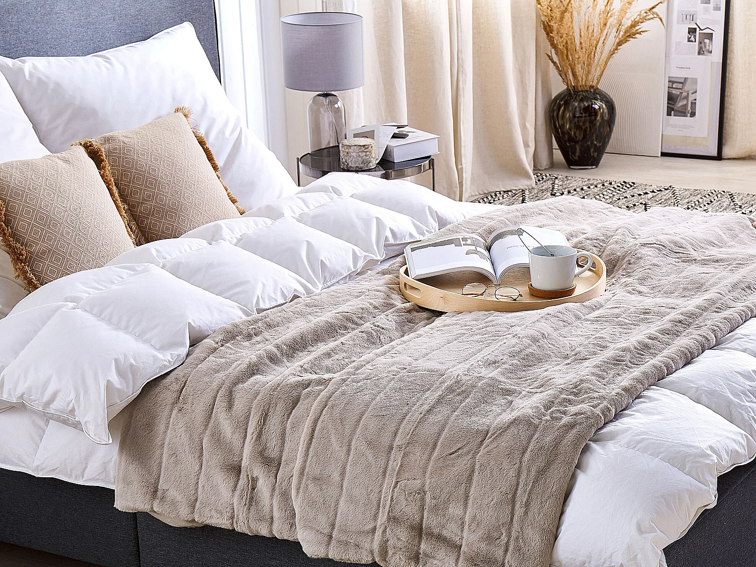 Klassische Kuscheldecke beige Plüsch Decke Polyester 180 x 220 cm Labyar