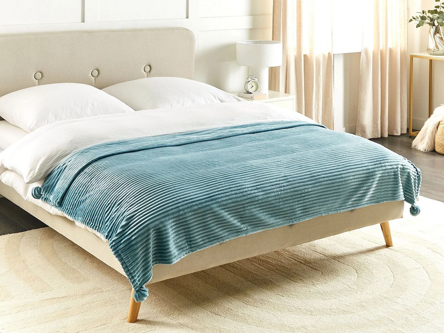 Flauschige Decke grün mit Streifenoptik und Bommeln 150 x 200 cm Kaweri