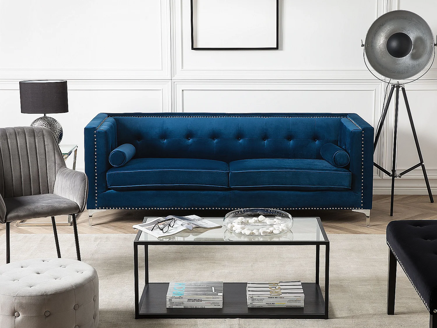 Modernes Polstersofa in Marineblau mit passenden Zierkissen Samtstoffbezug