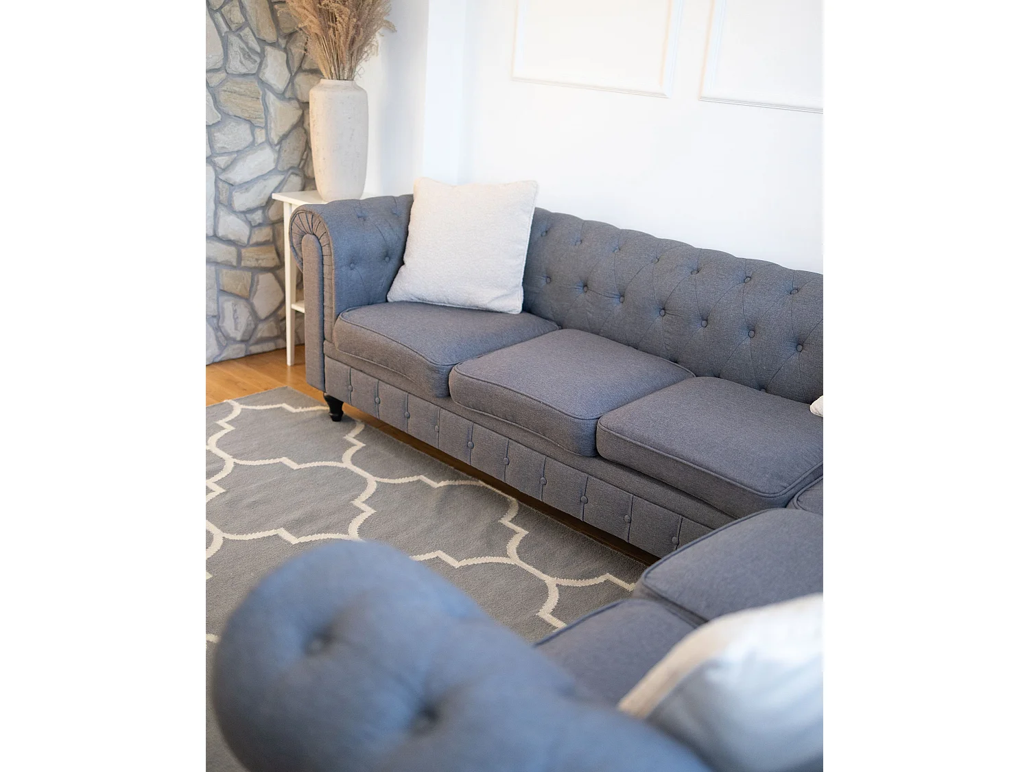 Grand canapé d'angle chesterfield 6 places en coton gris