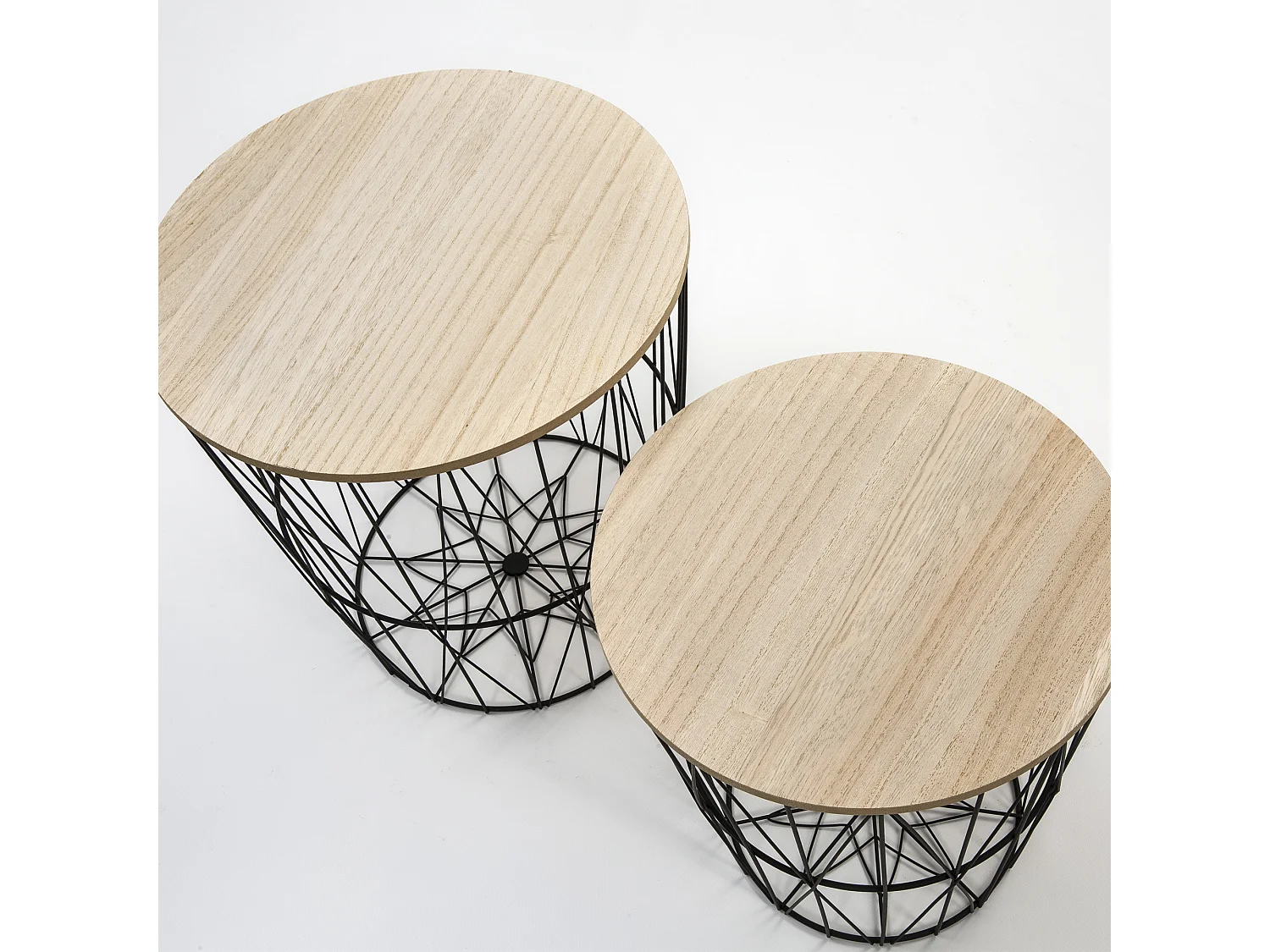 Ik speel 2 Guili salontafels met een natuurlijke houten blad, een metalen frame in het zwart.