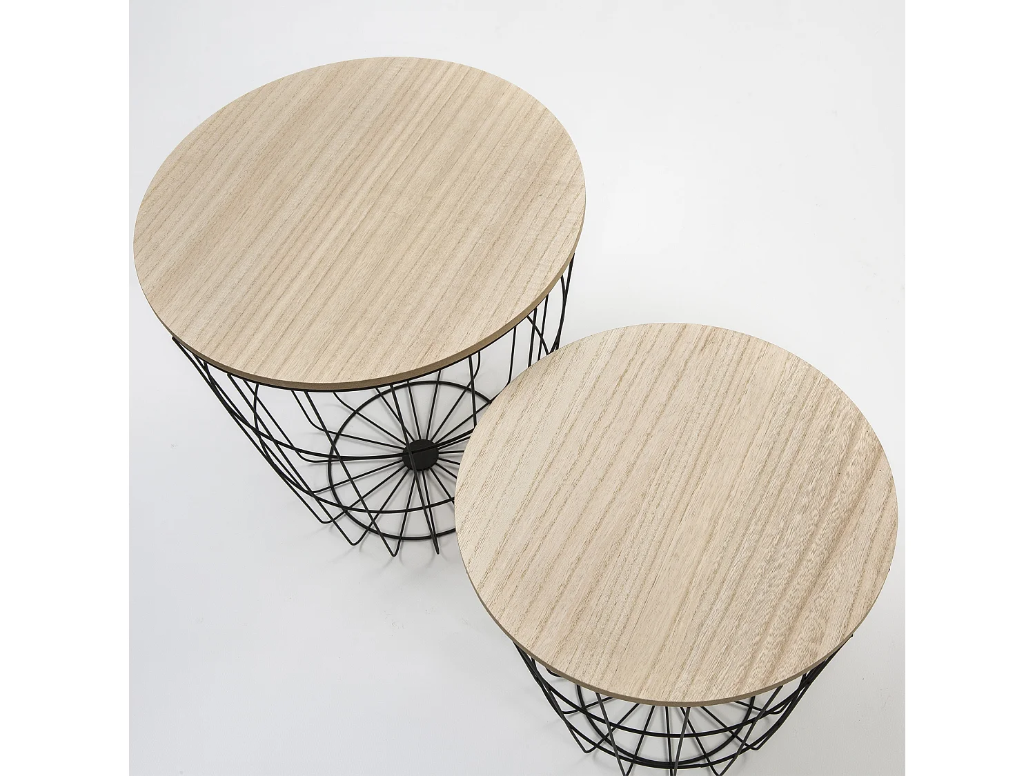 Ik speel 2 Everest salontafels met een natuurlijke houten blad en een metalen frame in het zwart.