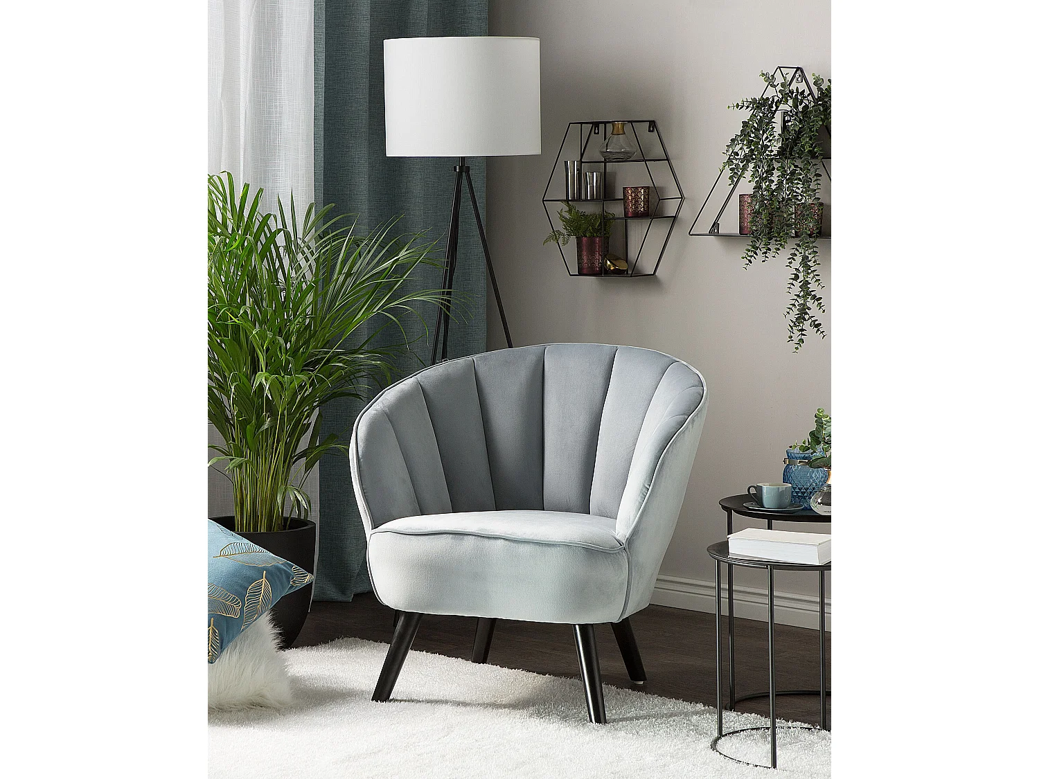 Sessel Samtstoff grau Muschelform mit Holzbeinen dunkelbraun Retro Galmour Dala