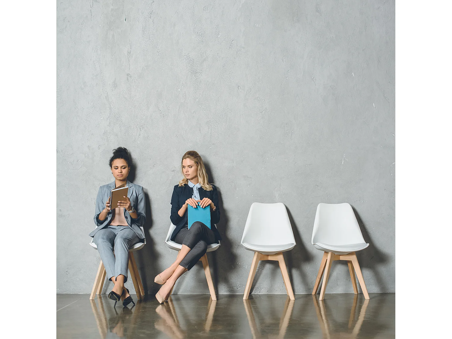 2 stoelen Klara Wit, Houten poten en Gewatteerde zitting