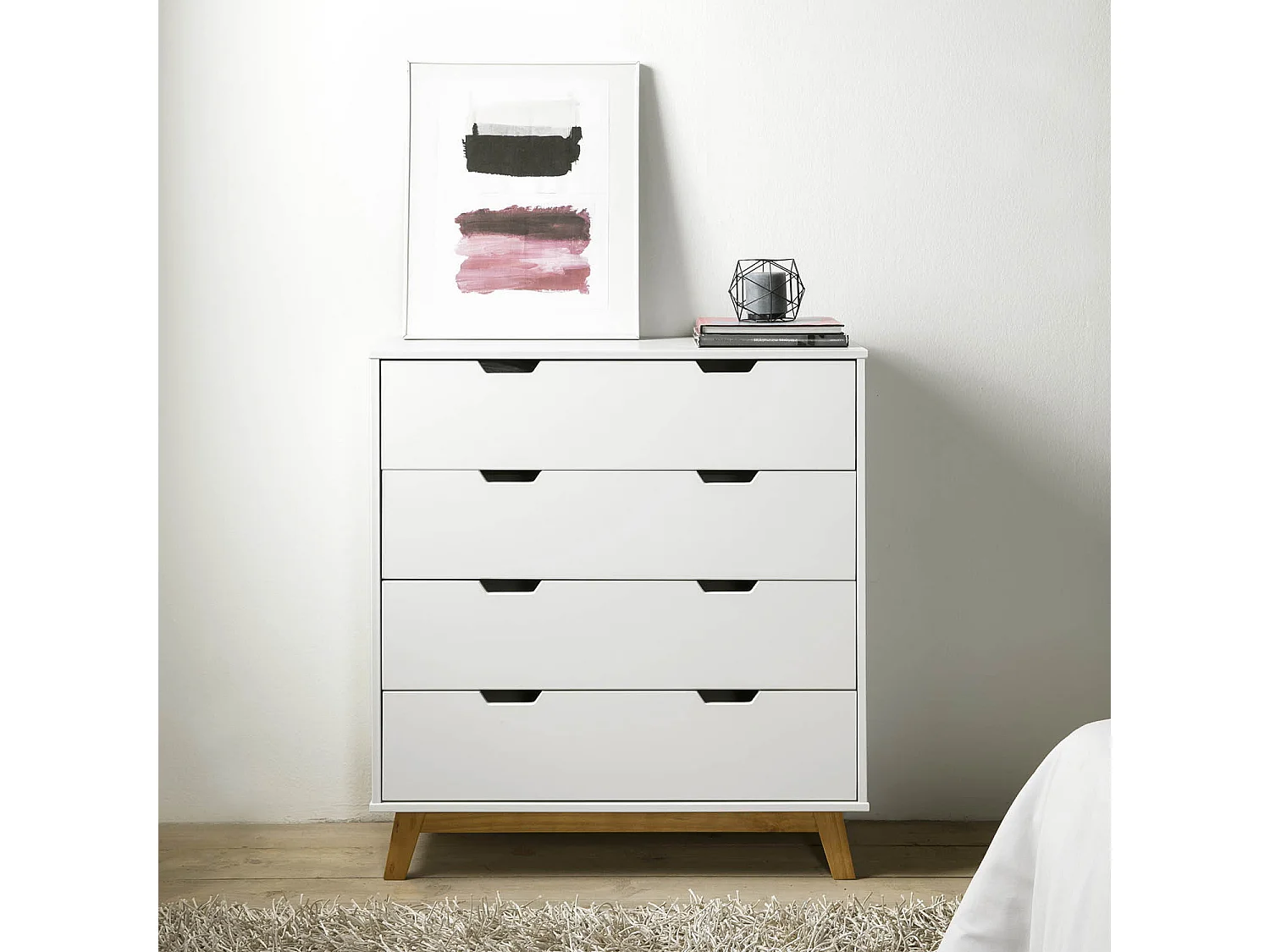 Nachtkastje Miranda met 4 laden in het wit, gelakt MDF, houten poten en metalen geleiders.