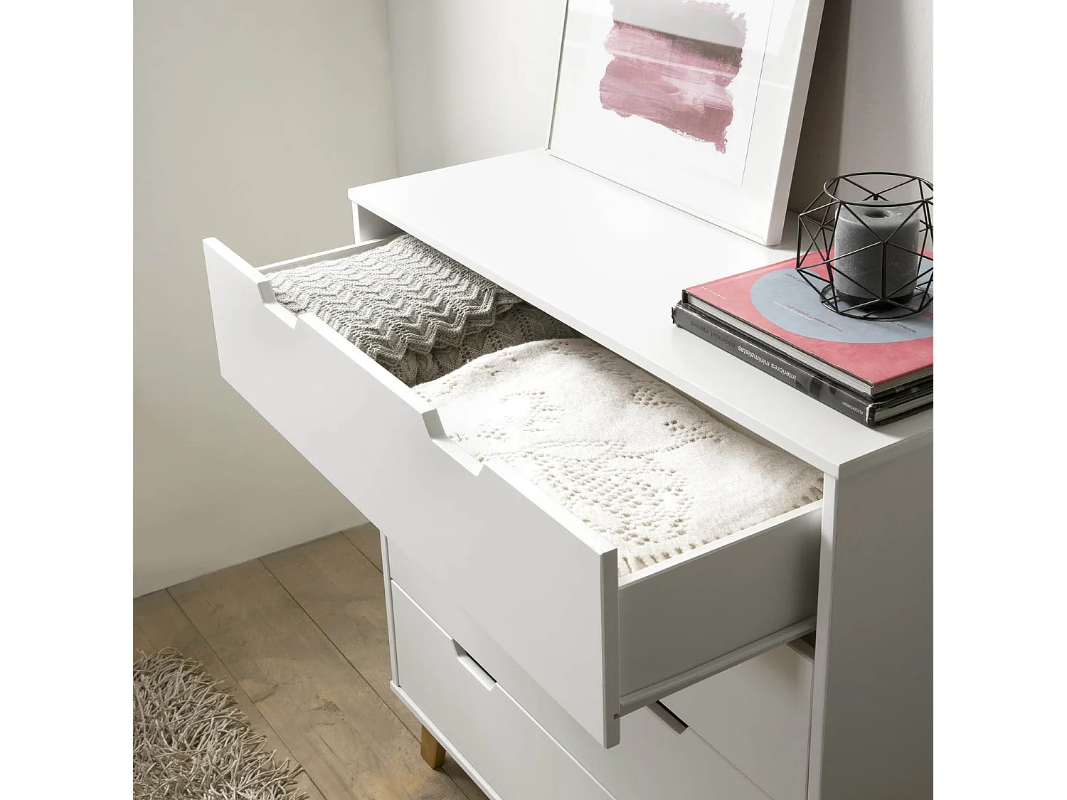 Cômoda de Noite Miranda de 4 gavetas Branca, MDF Laqueado, Pernas de Madeira e corrediças metálicas.