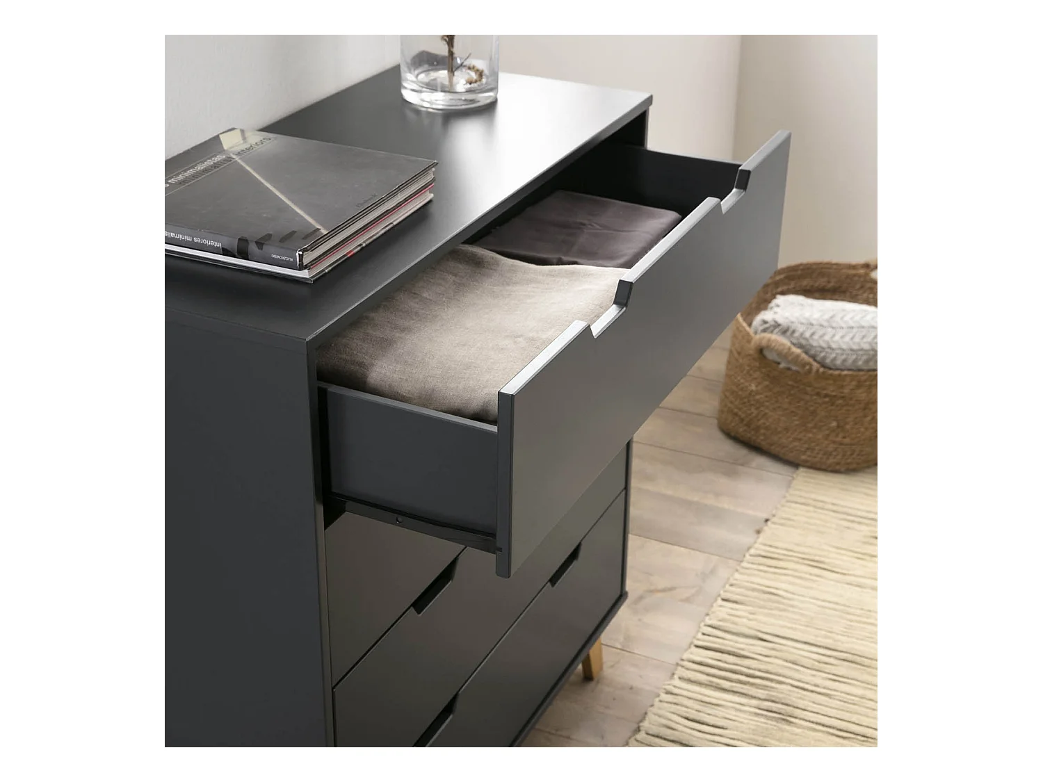 Nachtkastje Miranda met 4 laden Antraciet, gelakt MDF, houten poten en metalen geleiders