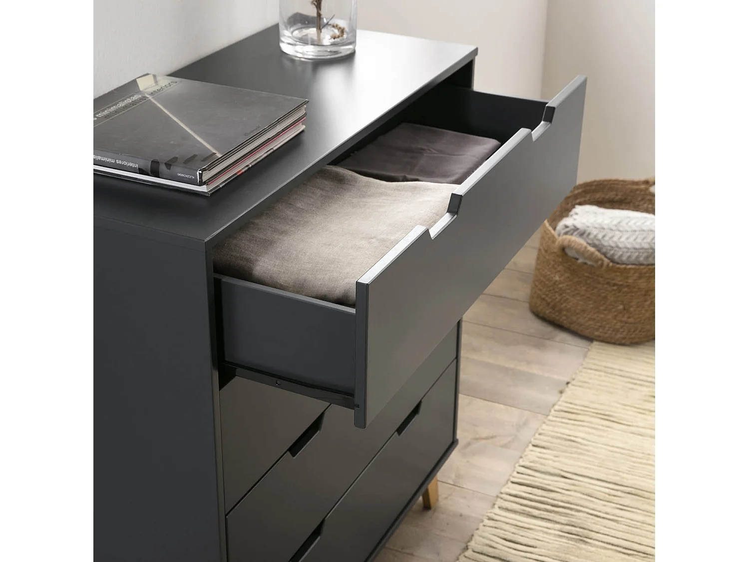 Commode Miranda avec 4 tirois en Couleur Anthracite, Pieds en Bois Naturel