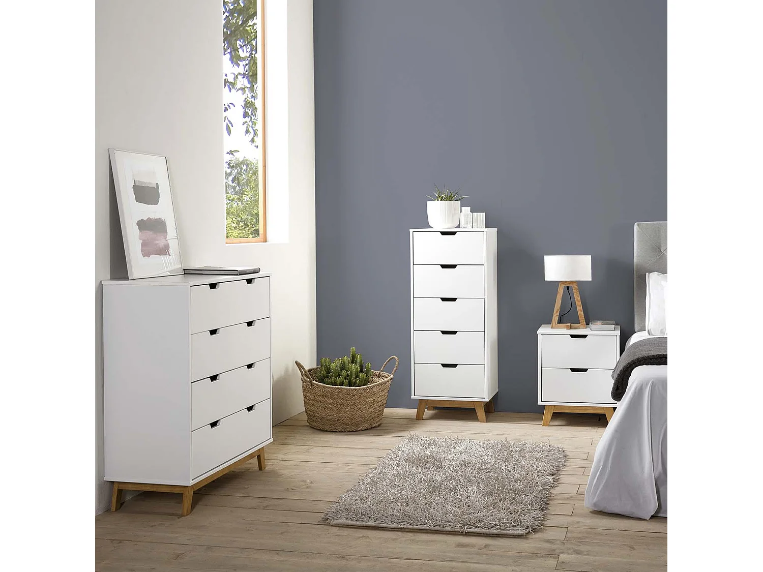 Nachtkastje Miranda met 4 laden in wit gelakt MDF, houten poten en metalen rails.