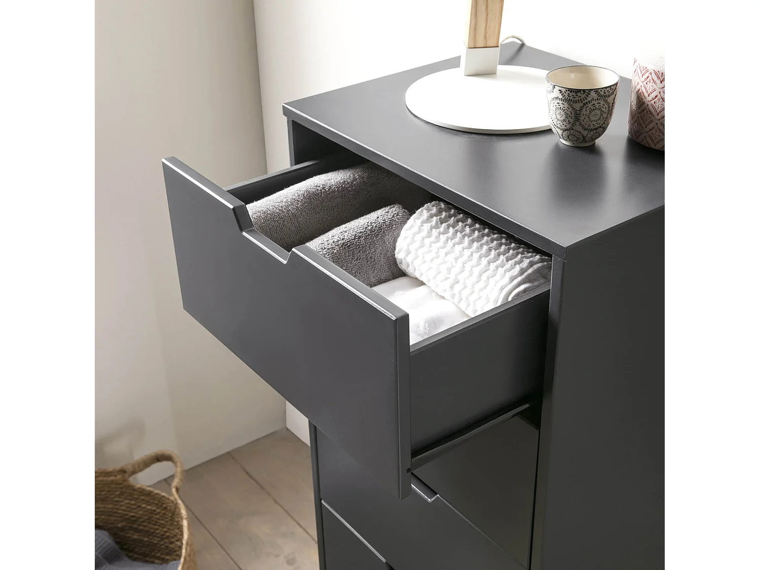 Chifonnier Miranda avec 5 tirois en Couleur Anthracite, Pieds en Bois Naturel