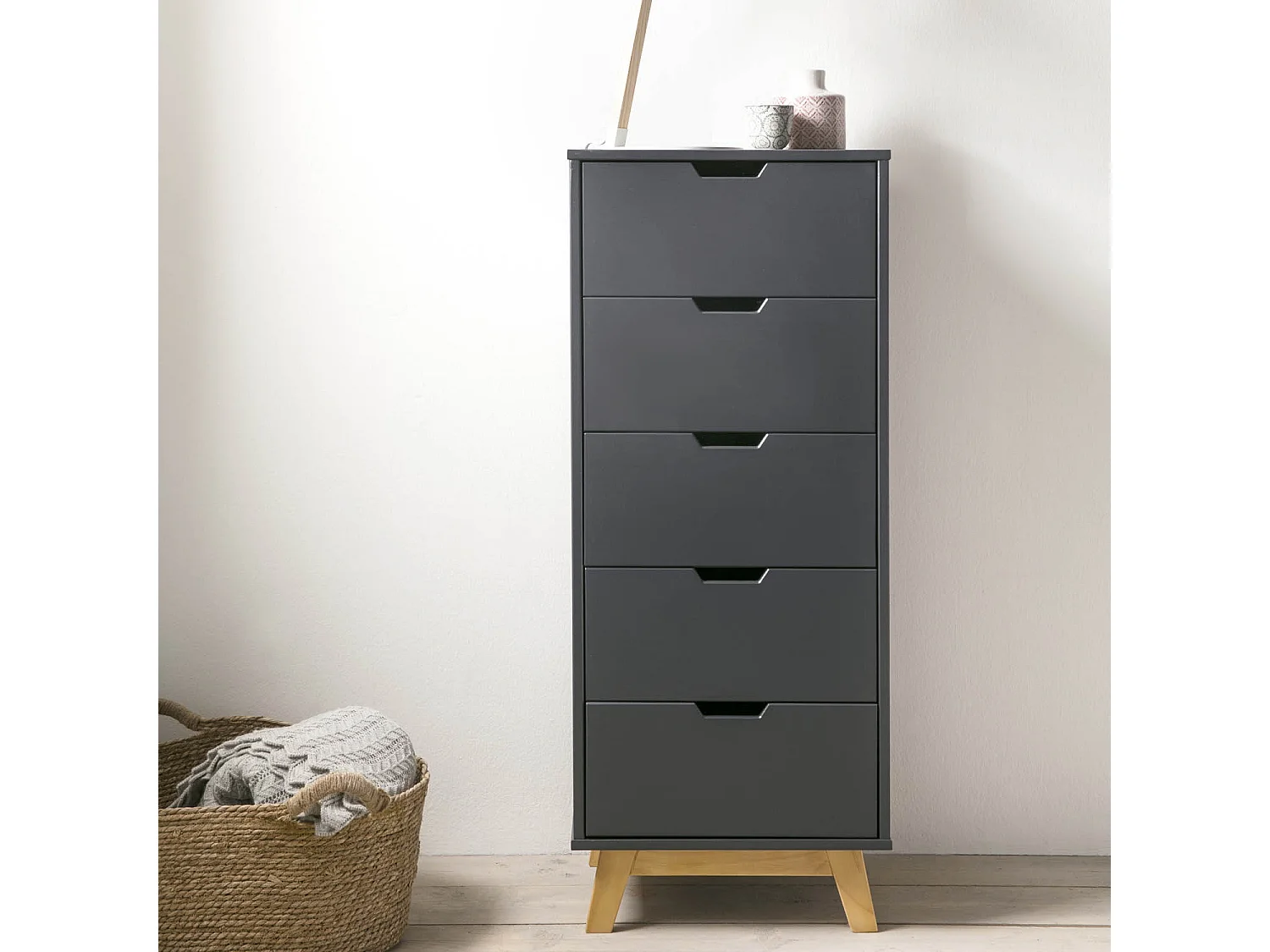 Chifonnier Miranda avec 5 tirois en Couleur Anthracite, Pieds en Bois Naturel