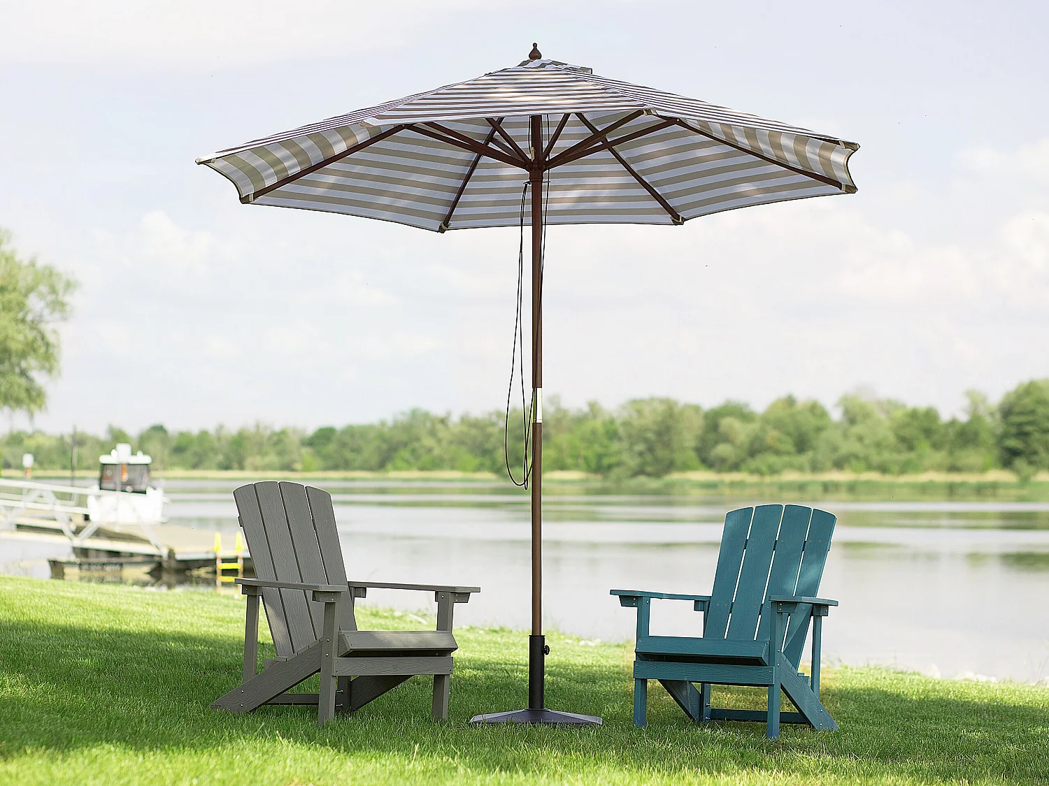 Runder Sonnenschirm mit Zebra-Streifen in Beige/Weiß ⌀ 245 cm Modern Ferentillo