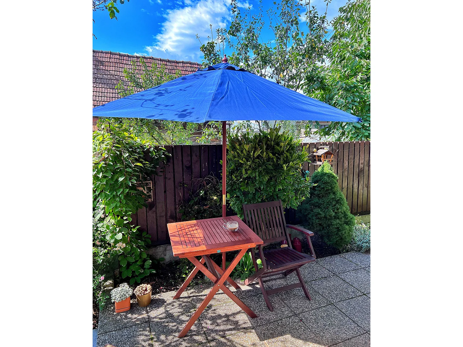 Moderner Sonnenschirm in Marineblau aus Polyester und Birkenholz rund 270 cm