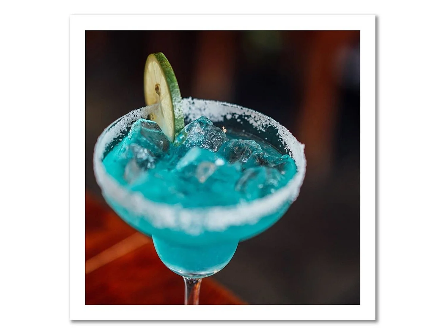 Tableau verre de bois avec une boisson bleue - 50 x 50 cm
