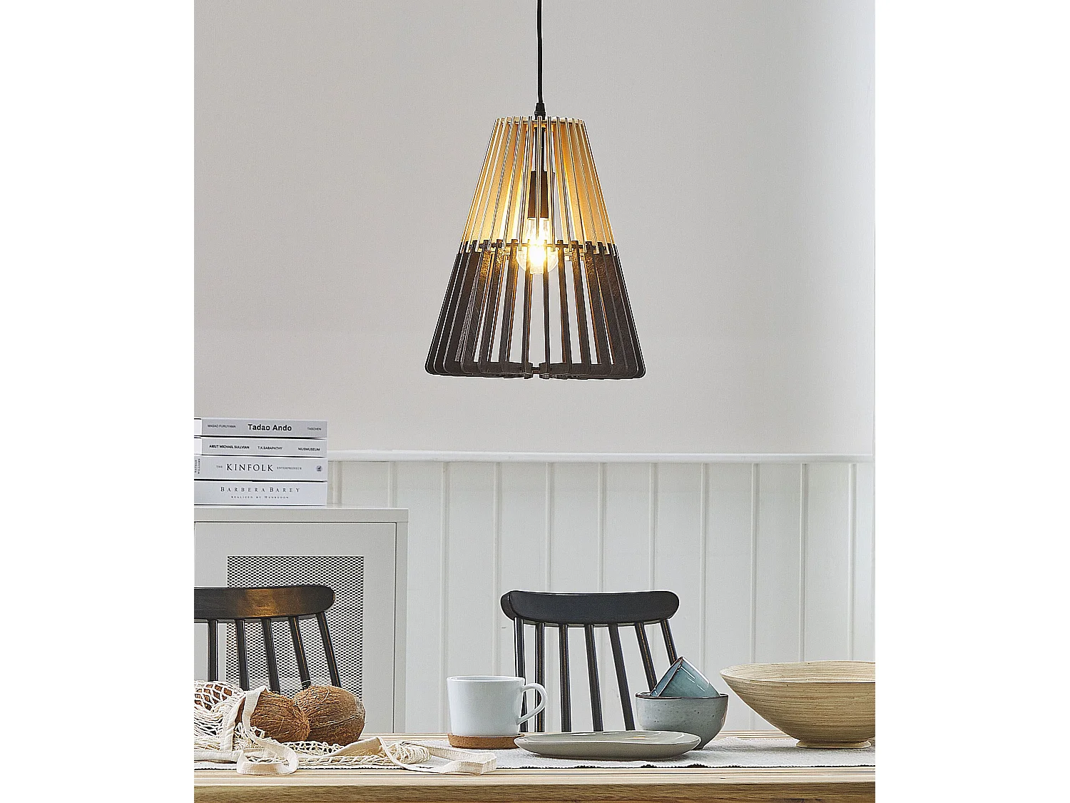 Hängelampe schwarz und heller Holzfarbton Boho Stil Cavalla