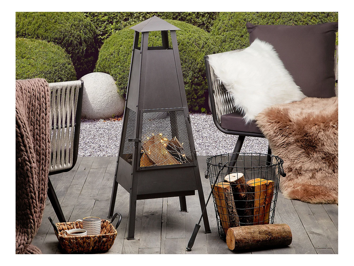 Feuerstelle schwarz Stahl Modern Outdoor Feuerpyramide Yasur