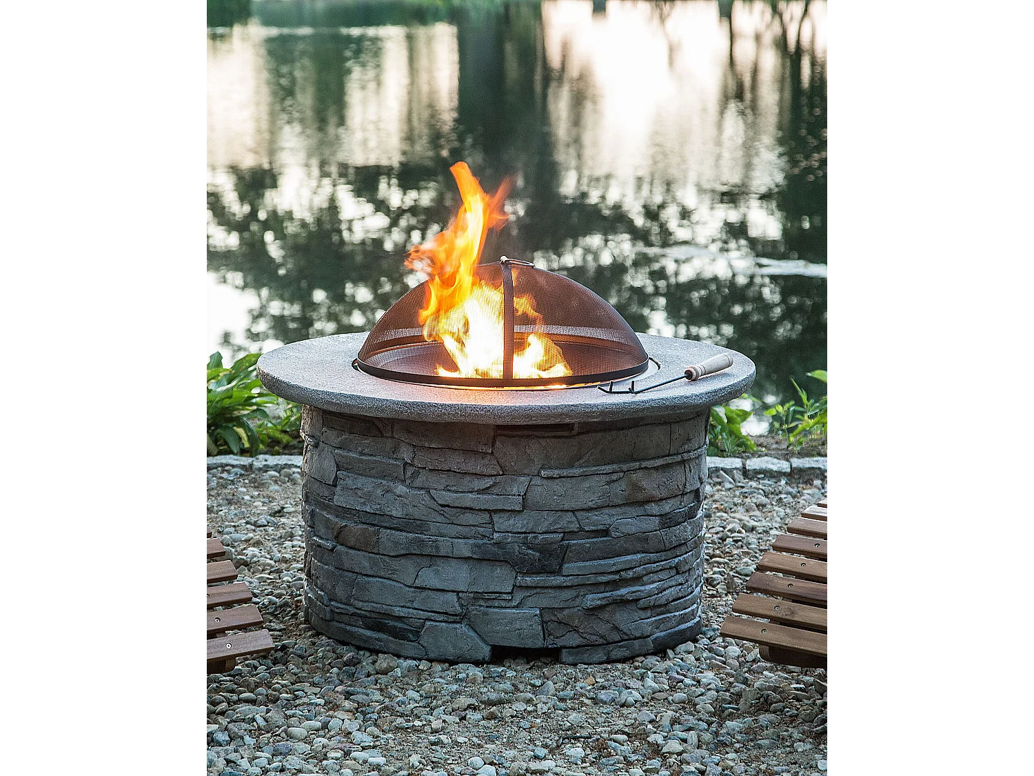 Feuerstelle grau Leichtbeton rund 92 cm Steinoptik mit Funkenschutzhaube Tambora