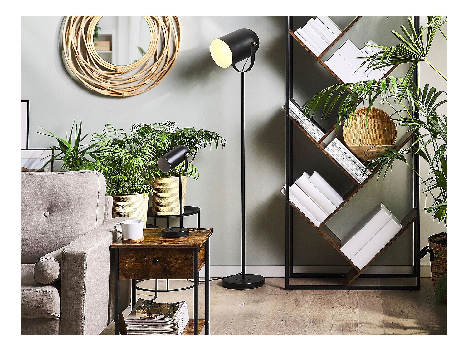 Stehlampe TYRIA verstellbar Metall Schwarz