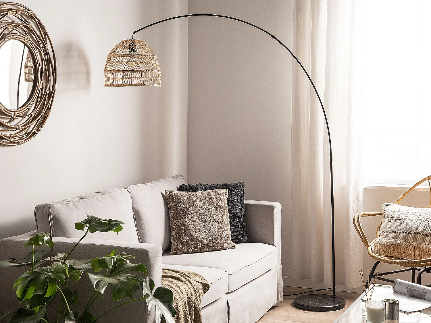 Romantische Stehleuchte Rattan sandbeige Höhe von 195 cm gebogene Form Guaviare