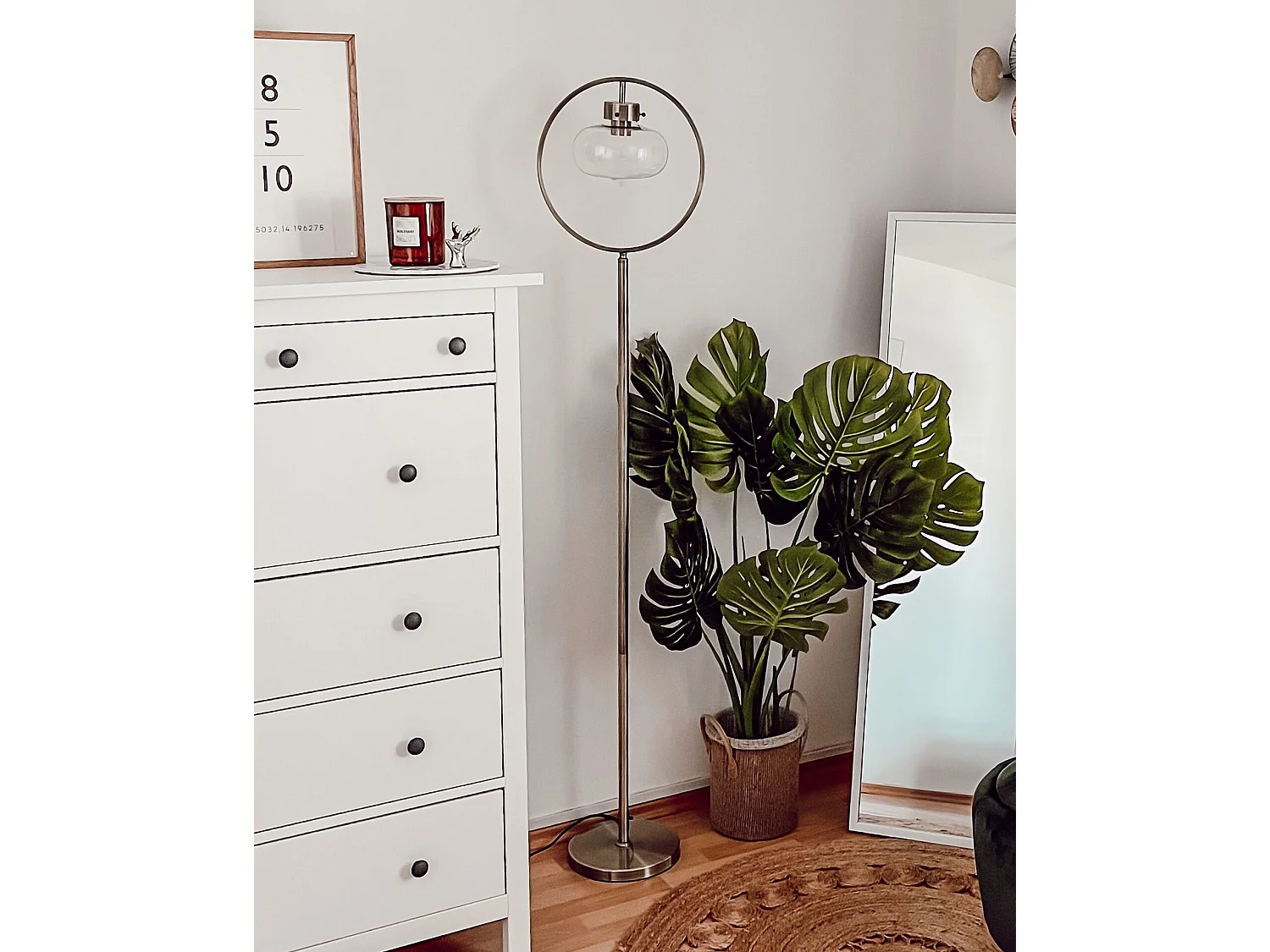 Trendy Stehleuchte im Retro Stil offener Lampenschirm gold Severn