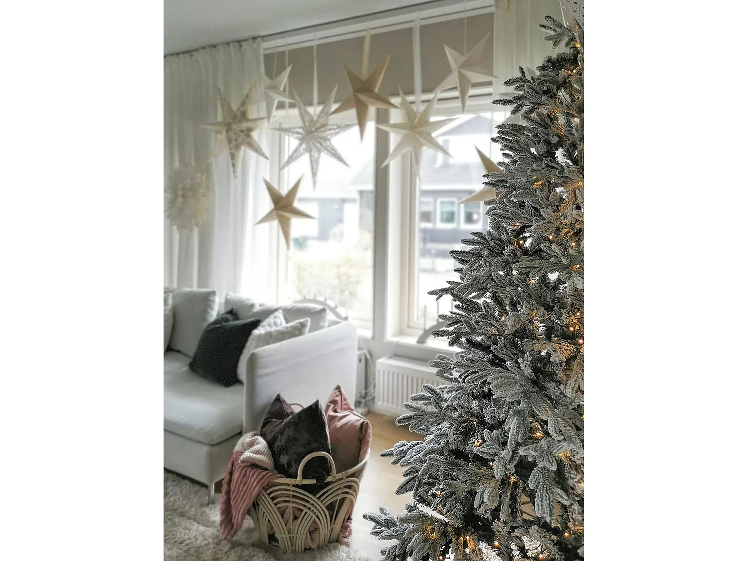 Sapin de Noël recouvert de neige artificielle 210 cm BASSIE