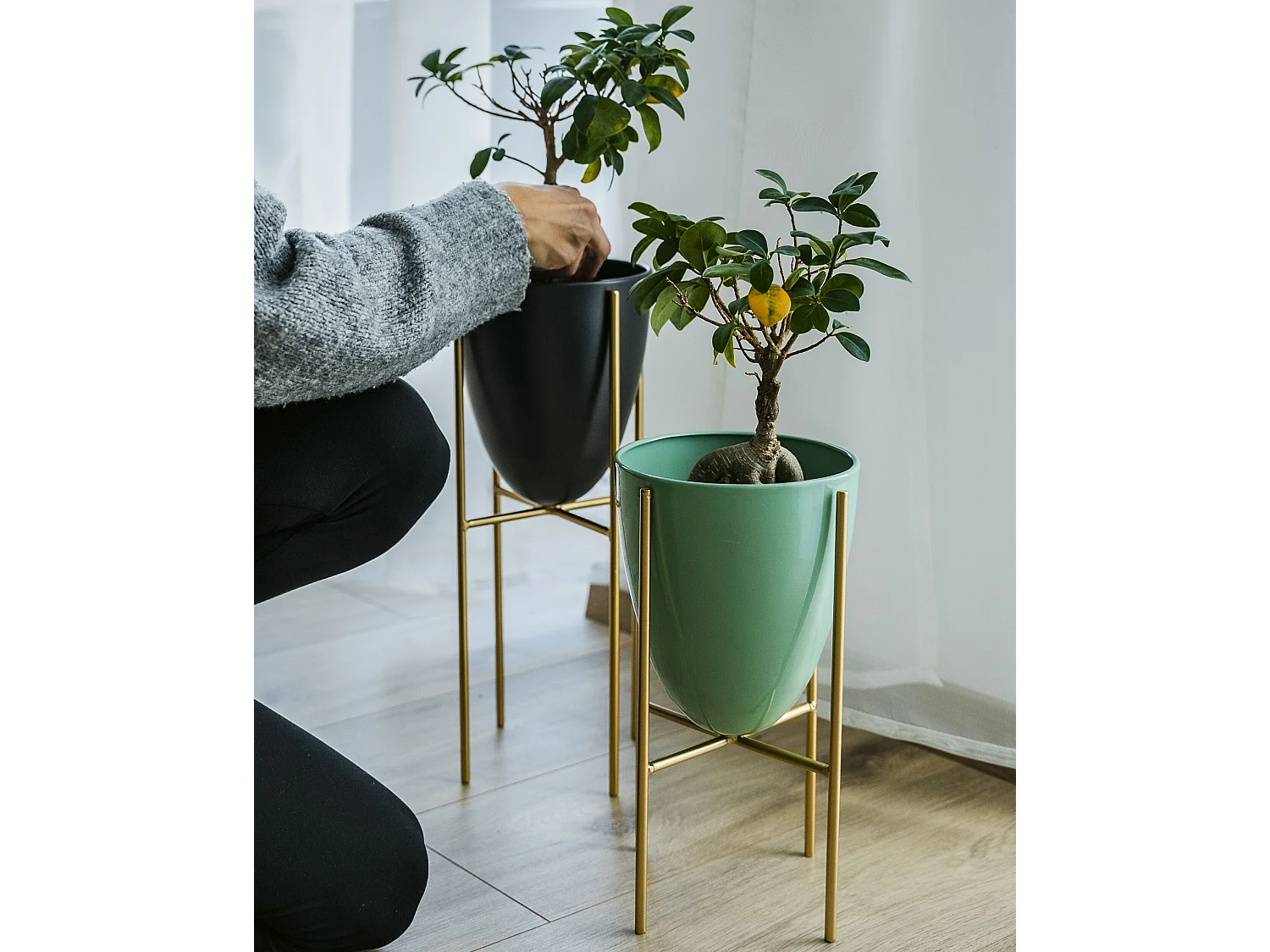 Blumentopf mit Beinen LEFKI Metall 16 cm Mintgrün