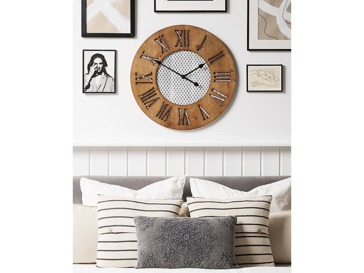 Moderne Wanduhr rund dunkle Holzoptik weiß römischen Zahlen Cuilco