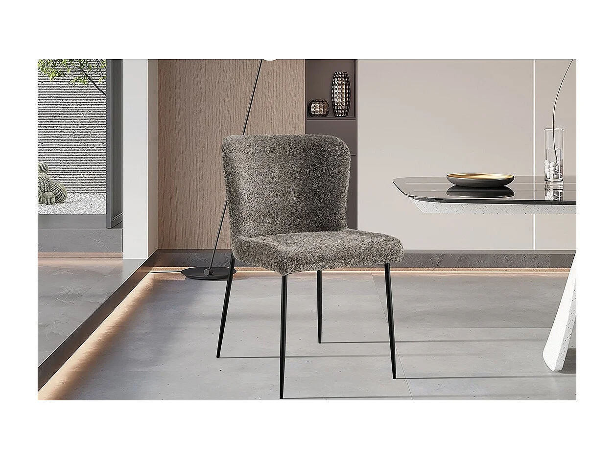 Cadeira revestida em Bouclé para sala de jantar na cor Areia. Coleção LISE