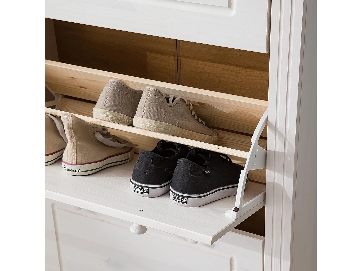 Anita|Coffre à chaussures avec 3 portes battantes en pin blanc/miel