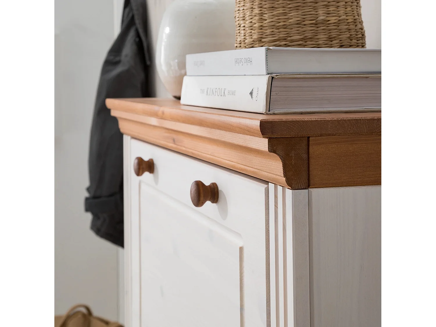 Anita|Coffre à chaussures avec 3 portes battantes en pin blanc/miel