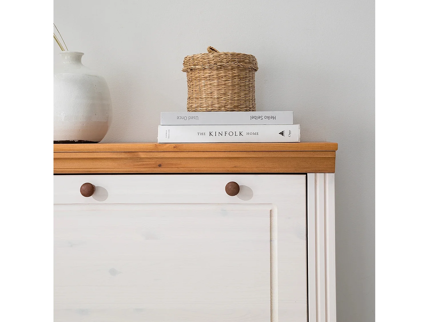 Anita|Coffre à chaussures avec 3 portes battantes en pin blanc/miel