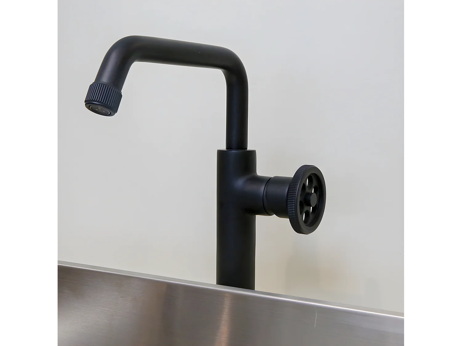 Indus mitigeur lavabo haut noir - Essebagno