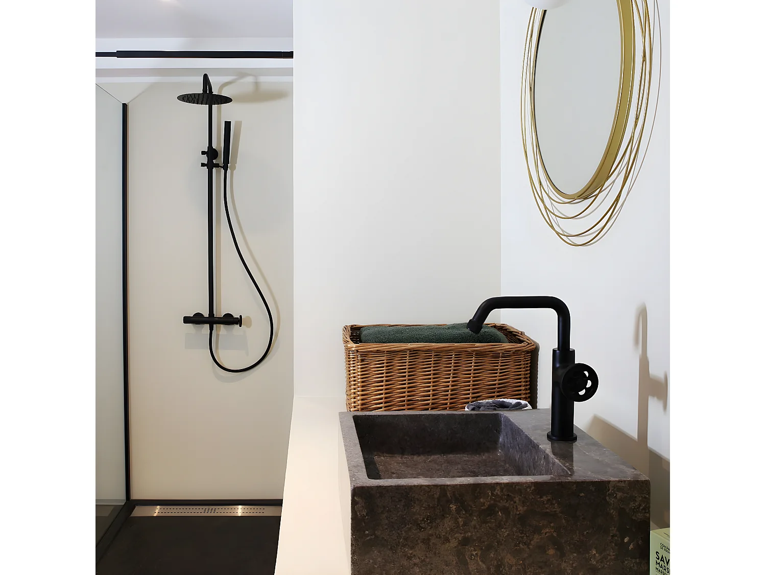 Indus mitigeur lavabo bas noir - Essebagno