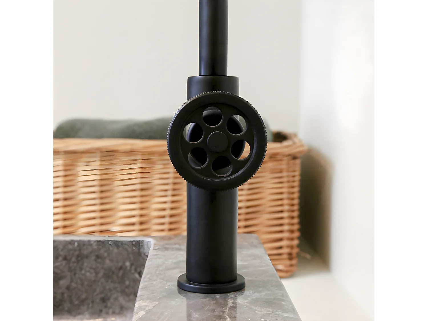 Indus mitigeur lavabo bas noir - Essebagno