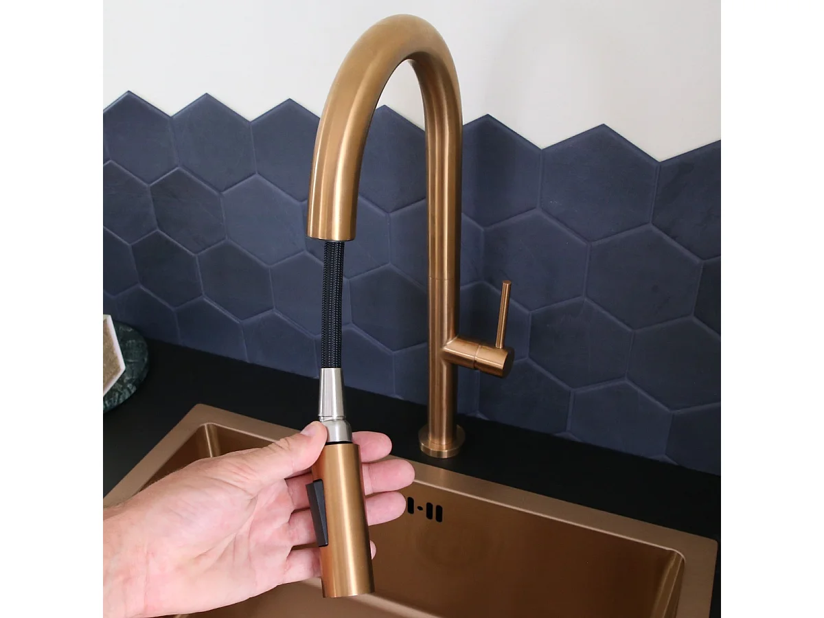 Portofino Mezclador de lavabo con teleducha extraíble en cobre cepillado Essebagno