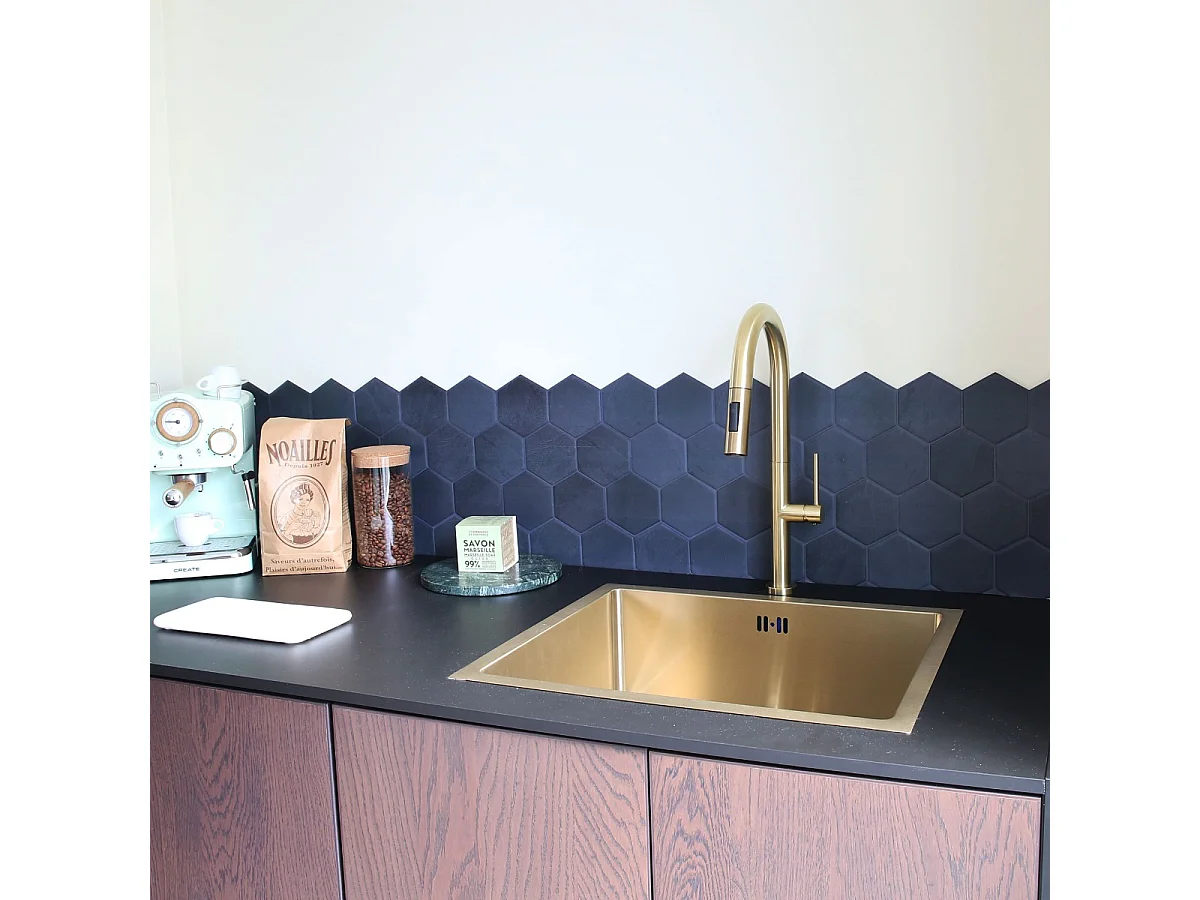 Portofino Mezclador de lavabo con teleducha extraíble en oro cepillado Essebagno