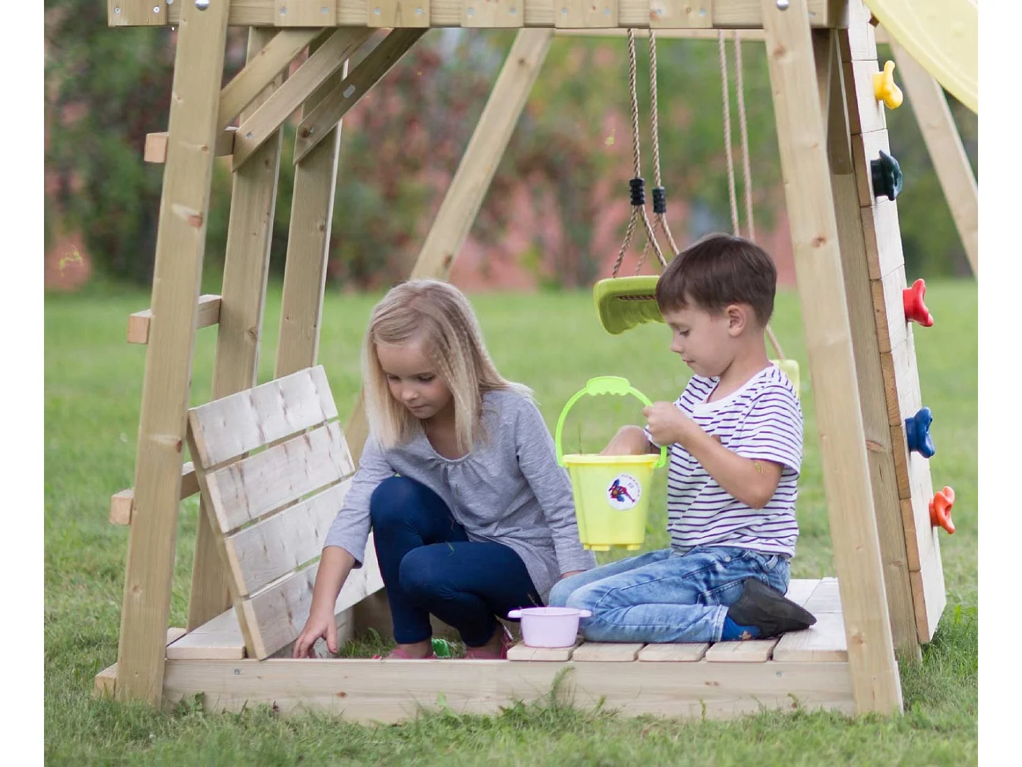 KANGUI Aire de jeux portique en bois WOODI - Double balançoire, toboggan, mur d'escalade, bac a sable, cabane, échelle