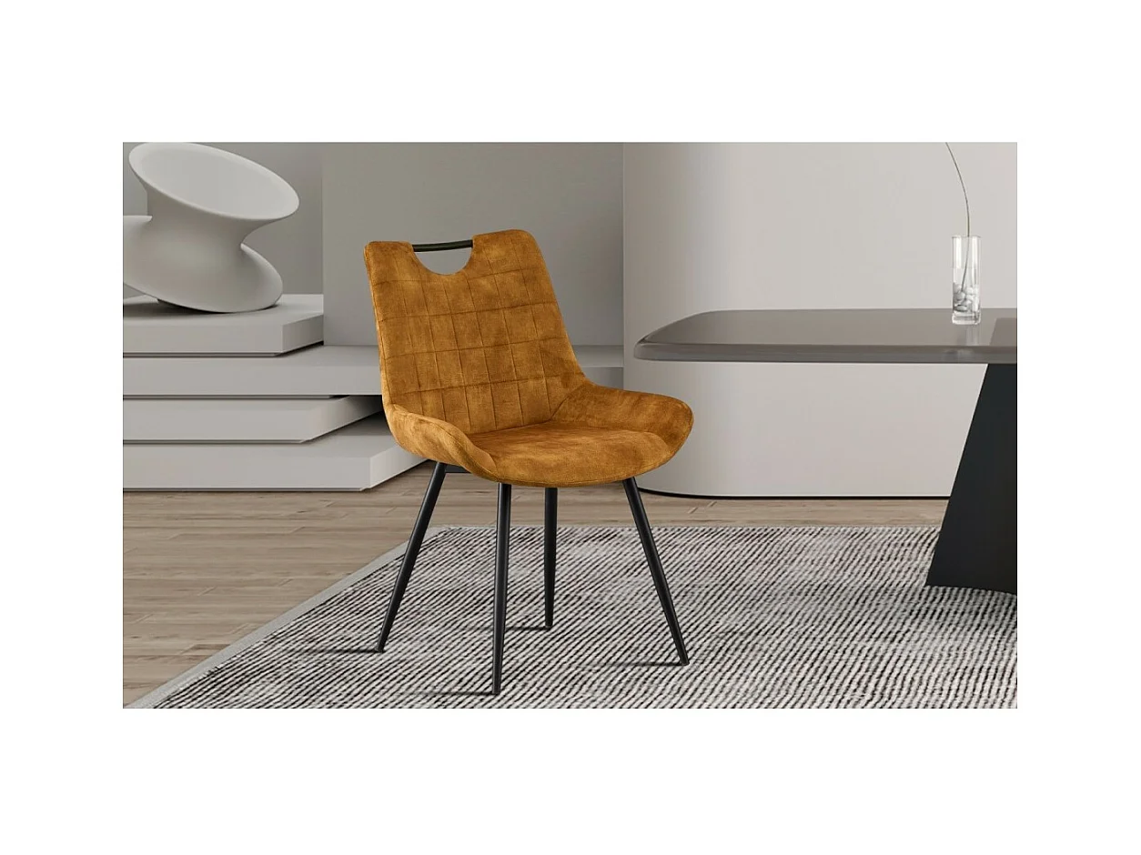 Chaise NINO – Velours or et pieds métal noir – H84 × L56 × P62.5 cm