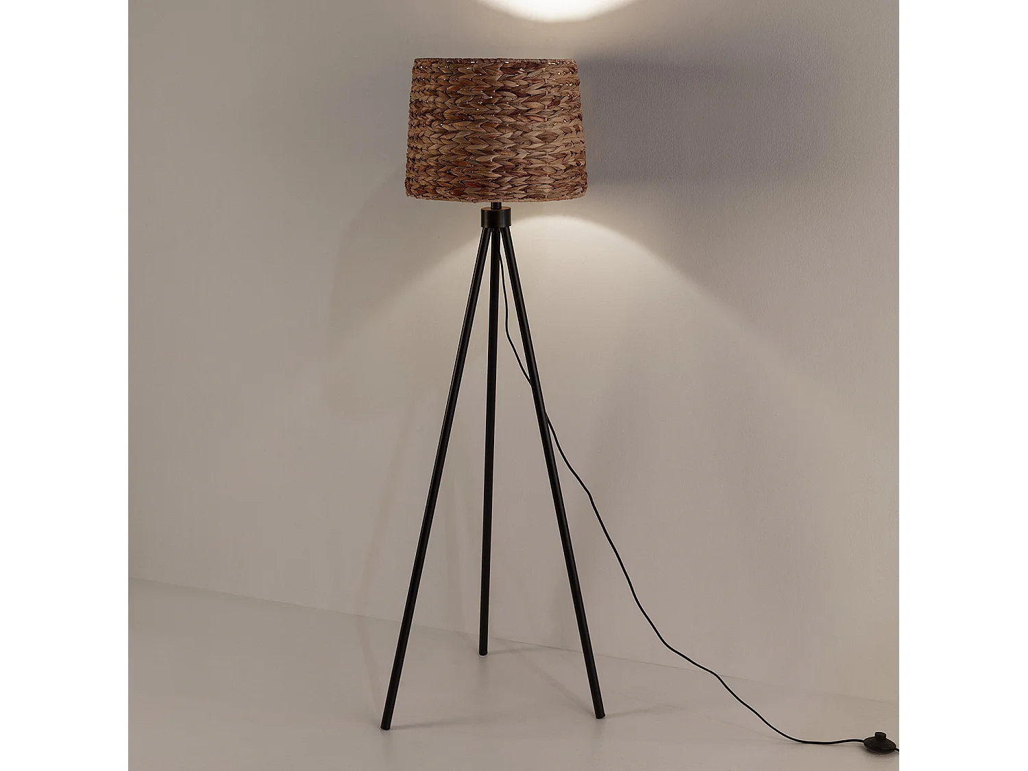 Lámpara de pie Kiomi de alga marina y metal, altura 144 cm