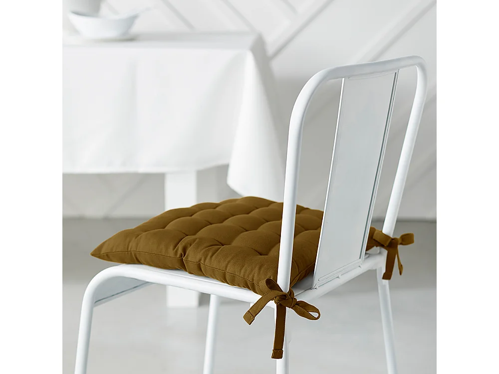 Coussin de chaise en tissu de coton et rempli de fibre creuse de silicone. Bronze