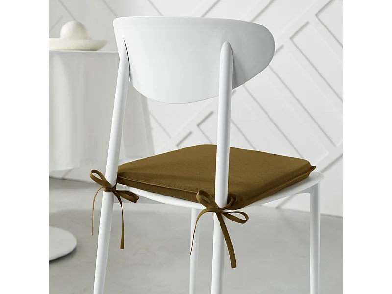 Coussin de chaise en tissu 100% polyester et rempli d'une base en mousse. Bronze