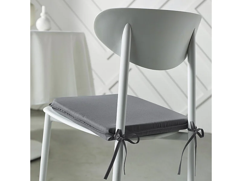 Coussin de chaise en tissu 100% polyester et rempli d'une base en mousse. Acier
